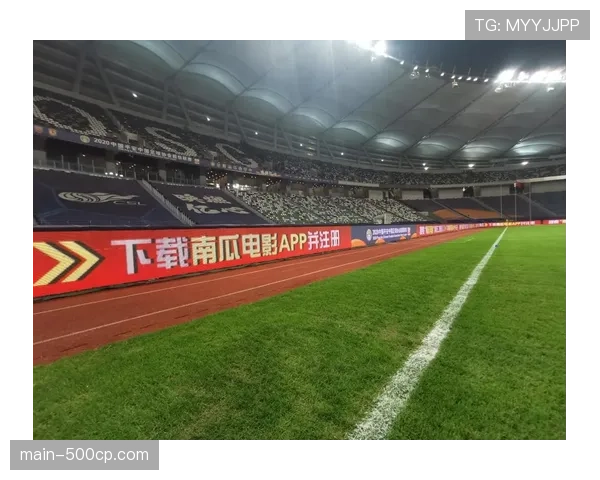 看台风景：南看台球迷展示巨型TIFO，庆祝球队夺冠